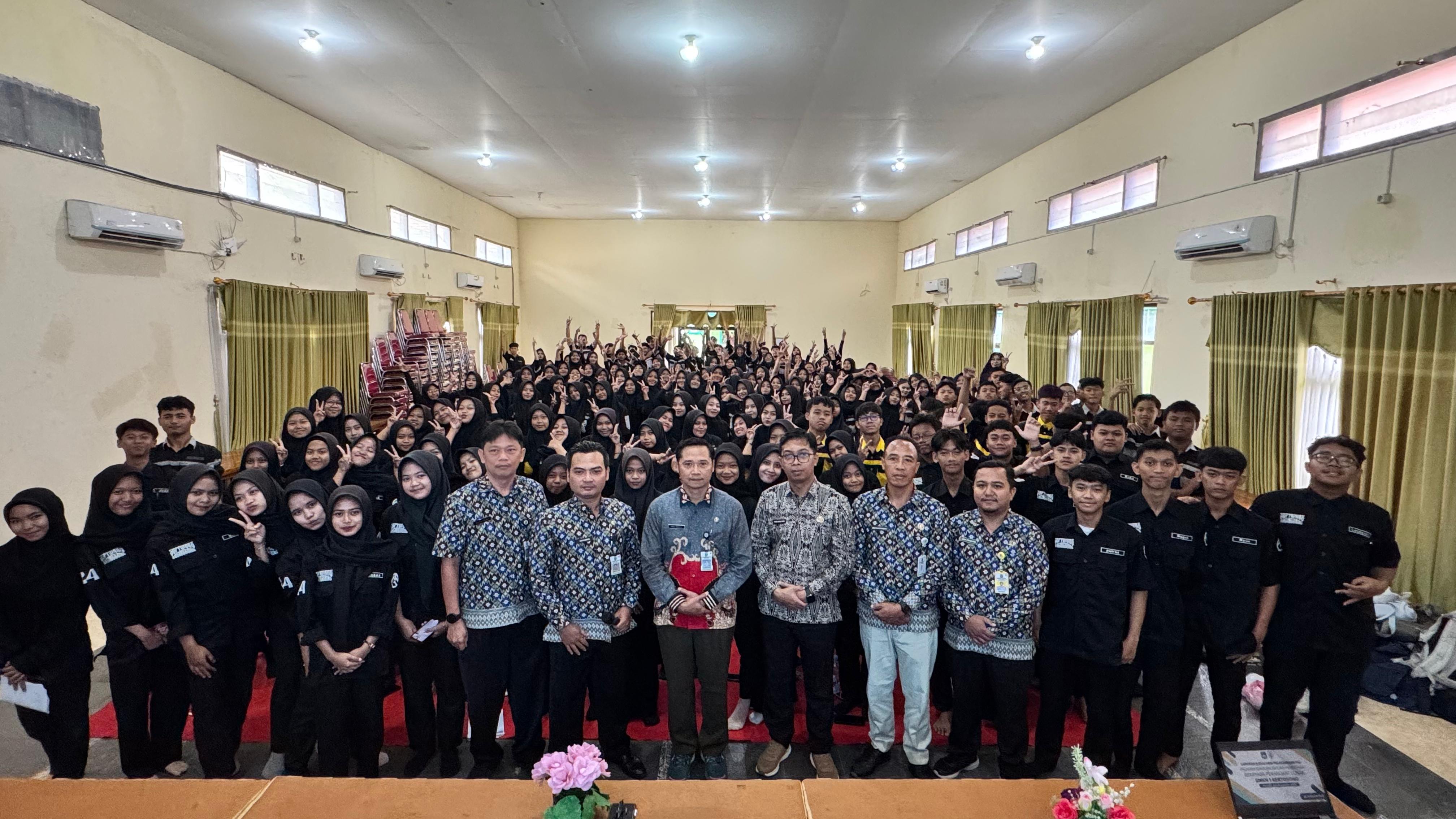 Fhoto warga rpl smeksaker bersama kepala sekolah